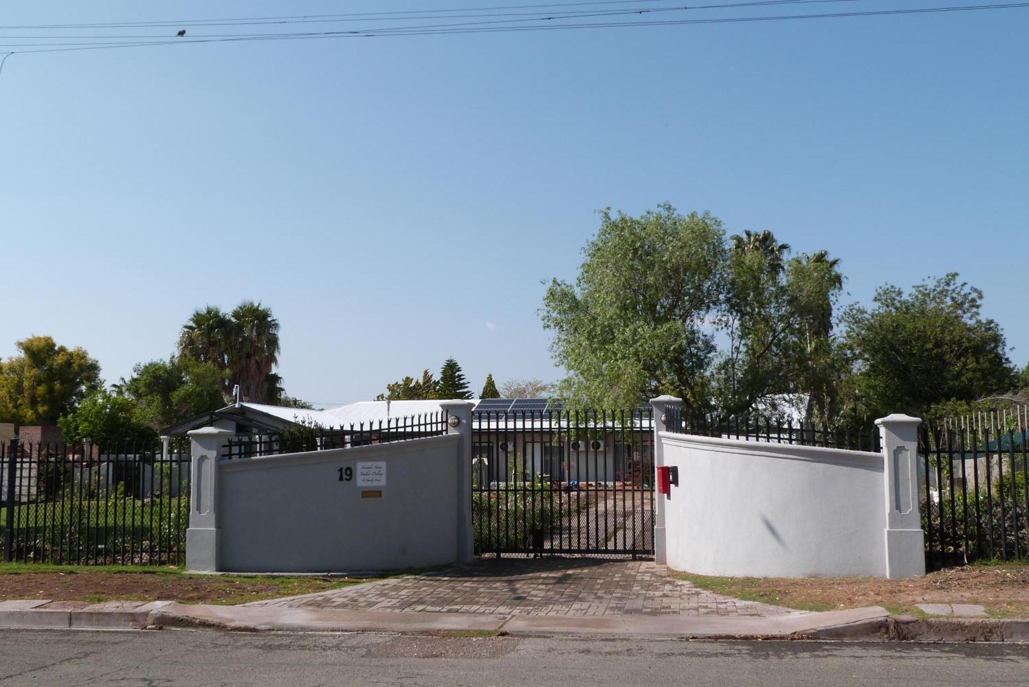 Hannah's Haven Studio Deluxe Apartment Beaufort West Bagian luar foto